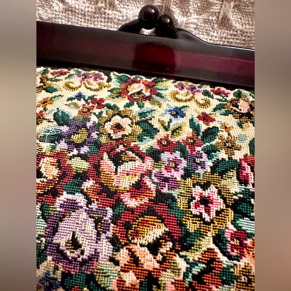 Vtg 1960’s Victorian Style Classy Tapestry Wool Clutch w Brown Lucite Frame - Picture 3 of 8